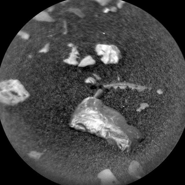 L’oggetto ritrovato dal Curiosity su Marte - credit NASA
